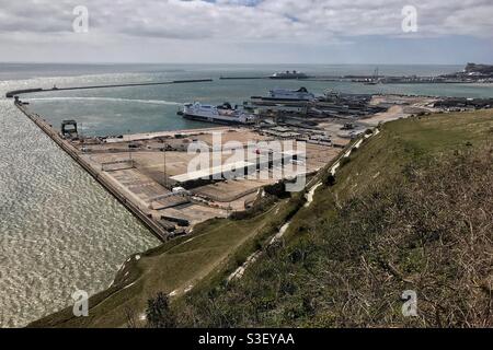 Wetter in Großbritannien Dover: Der Hafen von Dover ist an einem sonnigen Aprilwochenende leer, allerdings mit Reisebeschränkungen. Stockfoto