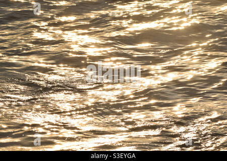 Aberystwyth, West Wales, Großbritannien. Sonntag, 25. April 2021. Wetter: Ein atemberaubender Sonnenuntergang über der Goldenstunde in Aberystwyth. Bildnachweis ©️ Rose Voon. Stockfoto