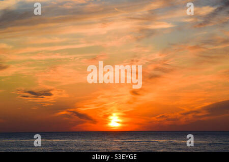 Aberystwyth, West Wales, Großbritannien. Sonntag, 25. April 2021. Wetter: regenbogenhimmel während eines feurigen Sonnenuntergangs in Aberystwyth. Bildnachweis ©️ Rose Voon. Stockfoto