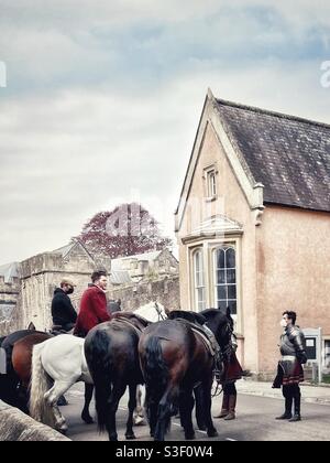 Becoming Elizabeth Dreharbeiten in Wells, Somerset, Großbritannien- amerikanische TV-Show-Shooting- Ritter in Rüstung mit Gesichtsmaske - 28. April 2021 Stockfoto