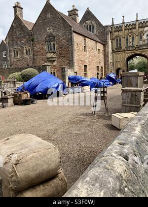 Dreharbeiten zur Fernsehserie Becoming Elizabeth ‘America in Wells, Somerset, England, mit Requisiten und Ausrüstung am Filmset - 28. April 2021 Stockfoto