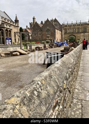 Mitglieder der Öffentlichkeit stellen Fragen über den Film, der vor Ort in Wells, Somerset, gedreht wurde, um die amerikanische Fernsehserie Becoming Elizabeth in der Tudor-Zeit zu drehen Stockfoto