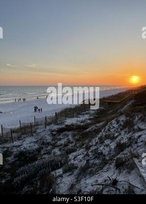 Blick von oben auf die Menschen, die den weißen Sandstrand genießen Am Meer In Florida Stockfoto