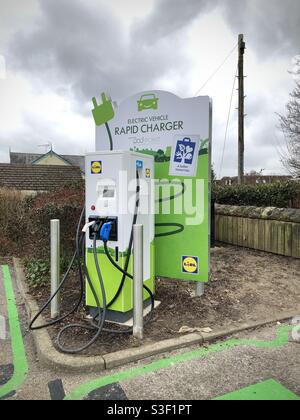 Eine Schnellladestation für Elektrofahrzeuge, die in einem Lidl-Parkplatz in Crowborough, East Sussex, Großbritannien, installiert ist. Stockfoto