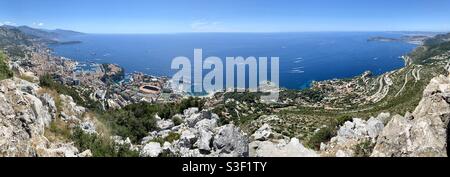 Panorama von Monaco und den umliegenden Dörfern, über dem Mittelmeer. Stockfoto