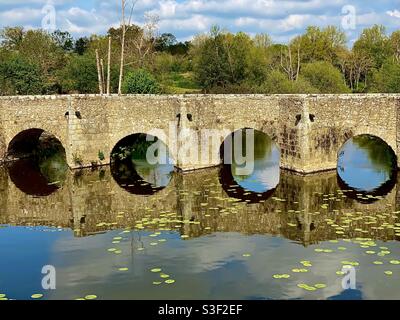 Historische Brücke über den Fluss Thouet France Stockfoto