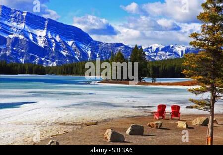 Two Jack Lake, Mount Rundle, Banff National Park, Alberta, Kanada, Zwei rote Stühle, landschaftlich reizvoll, Kanadische Rockies, Rocky Mountains Stockfoto