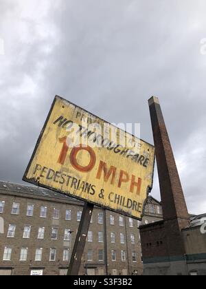 Alte Straßenschilder für Geschwindigkeitsbegrenzungen in der historischen Jutemühle Dundee Stockfoto