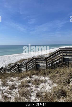 Langer Holzbrückenweg, der zum weißen Sandstrand von Florida führt Stockfoto