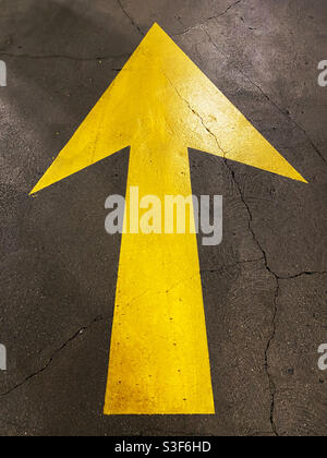Gelber Pfeil Bürgersteig Schild Stockfoto