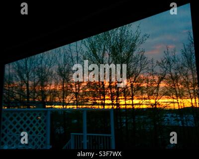 Sonnenuntergang, 9. April 2021. Calgary, Alberta, Kanada, Abenddämmerung, Tag ist geschafft, Abend, Abend Stockfoto