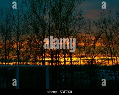Sonnenuntergang, 9. April 2021. Calgary, Alberta, Kanada, Abenddämmerung, Tag ist geschafft, Abend, Abend Stockfoto