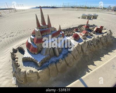 Sandburg am Strand in Palavas les Flots, in der Nähe von Carnon Plage und Montpellier, in der Region von okzitanien, Südfrankreich Stockfoto