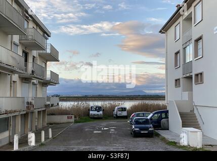 Himmel, Wolken und Salzseen zwischen zwei Gebäuden in Palavas les Flots in der Nähe von Carnon Plage und Montpellier, in der Region von okzitanie, Südfrankreich Stockfoto