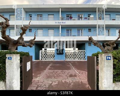 Blaues Appartementhaus Le Saint Roch in Palavas les Flots in der Nähe von Carnon Plage und Montpellier, im Süden Frankreichs, in der Region von okzitanien Stockfoto