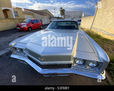 Amerikanische Autofront und Motorhaube in einer Straße von Mauguio oder Lattes, in der Nähe von Palavas les Flots, Carnon Plage und Montpellier, Ockitanie, Südfrankreich Stockfoto