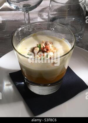 Schäumende Konsommé in einem französischen Restaurant in Palavas les Flots in der Nähe von Carnon Plage und Montpellier, Ockitanie, Südfrankreich Stockfoto