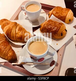 Französisches Frühstück mit Espresso-Kaffee, Schokoladencroissants und Buttercroissants auf einem Tablett in einem Restaurant in Palavas les Flots in der Nähe von Carnon Plage und Montpellier, im südfranzösischen Teil von okzitanie Stockfoto