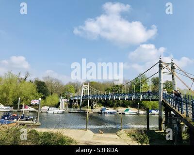 Die blaue Hängebrücke bei Teddington Lock an der Themse. Stockfoto