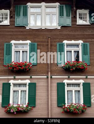 Ein typisches Haus in der Schweiz. Blumen an den Fenstern Stockfoto