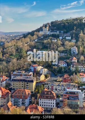 Blick auf Zellerau und Käppele-Kirche vom Marienberg in Würzburg. Stockfoto