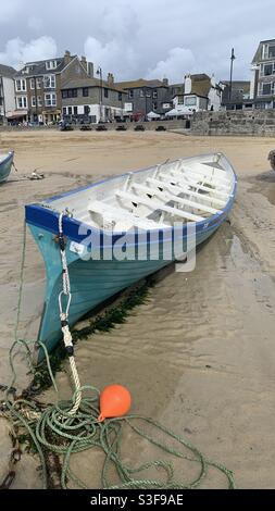 Echtes Boot bei Ebbe auf St. Ives Harbour Stockfoto