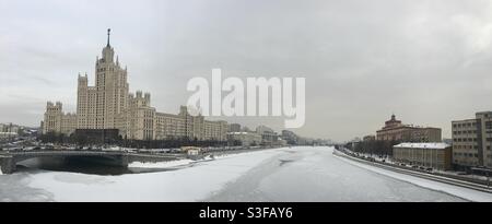 Kotelnicheskaya Embankment Building und gefrorenen Moskwa-Fluss, Moskau, Russland. Stockfoto