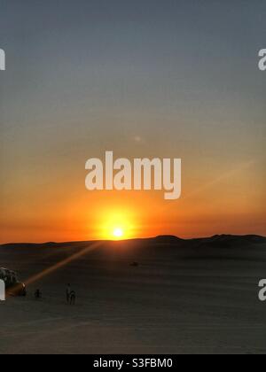 Sonnenuntergang auf einer Dünenbuggy-Tour in Huacachina, Peru Stockfoto