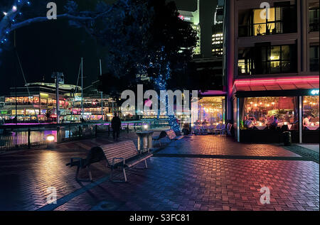 Die Leute speisen in einem Restaurant im Wynyard Quarter Auckland New Zealand am Abend Stockfoto