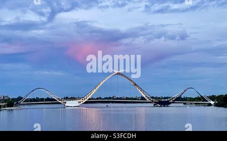 Matagarup Bridge eine Fußgängerbrücke über den Swan River bei Abenddämmerung Perth Western Australia Stockfoto