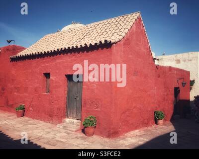 Rotes Gebäude im Kloster Santa Catalina in Arequipa, Peru Stockfoto