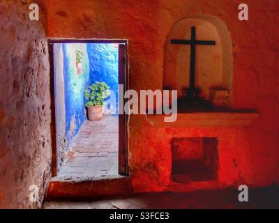 Die Inneneinrichtung des Zimmers blickt auf einen Innenhof, das Kloster Santa Catalina, Arequipa, Peru Stockfoto