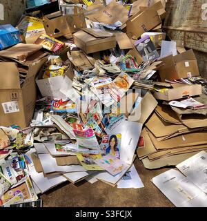 müllabfuhr halb voll Papier und Pappe für Recycling-Programm - Frankreich. Stockfoto