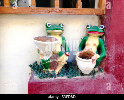 Skurrile, ungewöhnliche Töpferfrösche aus Keramik vor einem Haus in Havanna, Kuba Stockfoto