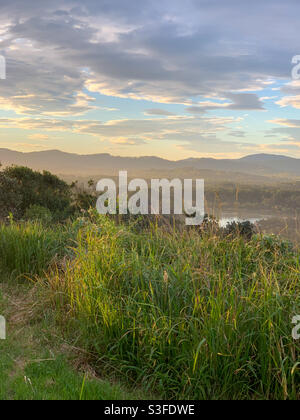 Eine malerische Aussicht. Die australische Landschaft, die Hügel, der Busch und das Wasser von oben auf der Landzunge, Sawtell Australia Stockfoto