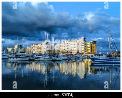 Sovereign Harbour in Eastbourne mit Regenwolken, die sich in der Bucht niederlassen Dämmerung Stockfoto