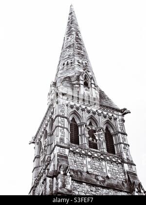 Der wunderschöne Broach-Turm der viktorianischen gotischen Holy Trinity Church, London. Stockfoto