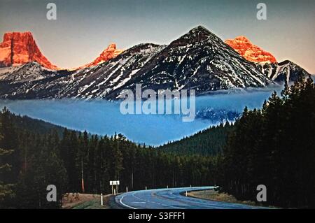 Sonnenaufgang, Kananaskis Country, Kanadische Rockies, Nebel in den Bergen Stockfoto