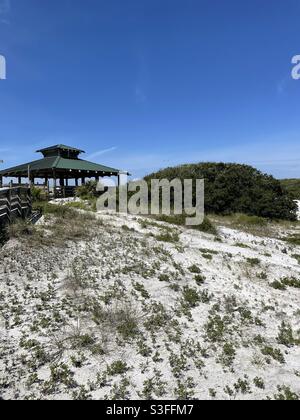 Blick auf die Straße auf die weißen Sanddünen und den öffentlichen Picknickpavillon Am John Beasley Park in Walton Beach, Florida Stockfoto