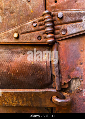 Nahaufnahme von rostigem Metall und Scharnieren. Stockfoto