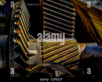 Nahaufnahme einiger großer verrosteter Zahnräder und Zahnräder. Stockfoto