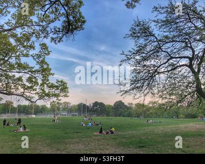 Soziale Distanzierung in einem Stadtpark während der COVID-19-Pandemie. Stockfoto