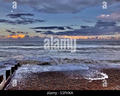 Rollende Wellen an einem East Sussex Beach Stockfoto