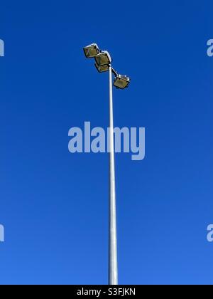 Heller Turm auf einem Sportplatz gegen blauen Himmel Stockfoto
