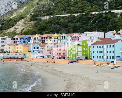 Bunte Häuser in der katalanischen Bucht in Gibraltar Stockfoto