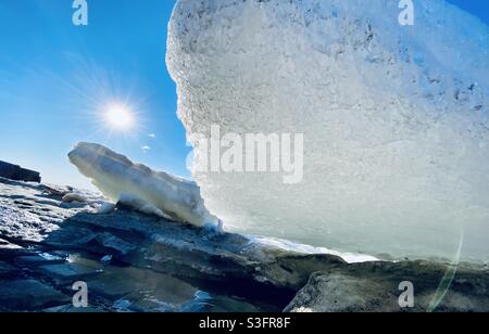 Beachene Eisschollen im Kotzebue Sound nach dem jährlichen Frühjahrsbruch von Meer- und Flusseis in der arktischen Region Alaskas. Kotzebue, Alaska, USA Stockfoto