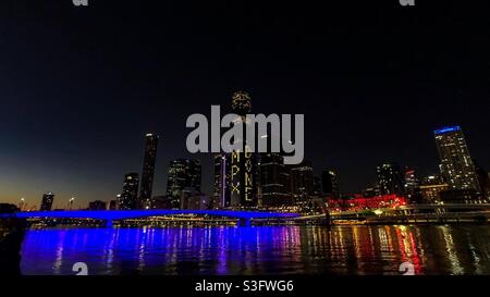 Brisbane River und Skyline bei Nacht Stockfoto