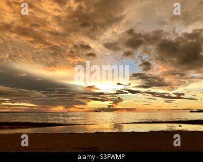 Sonnenuntergang über dem Meer in Darwin, Northern Territory, Australien Stockfoto