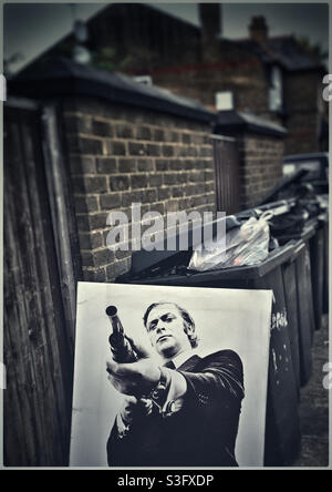 Porträt von Michael Caine, der in den mittleren Straßen von East Finchley von den Mülltonnen verlassen wurde Stockfoto