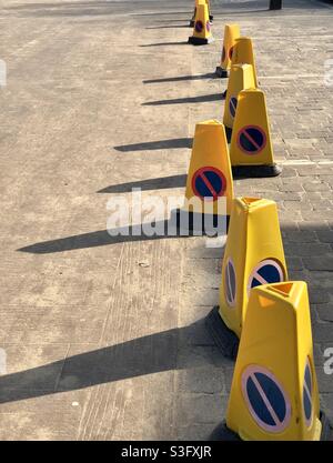 Keine Wartekegel mit langen Schatten Stockfoto